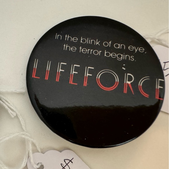 Vintage 9 Buttons of Various sizes - Picture 6 of 10